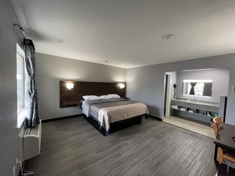 Deluxe Single Room, 1 King Bed, Non Smoking | Blackout drapes, soundproofing, free WiFi, bed sheets