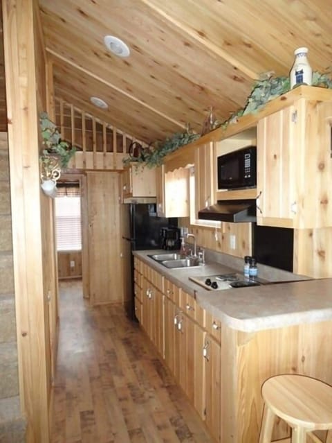 Standard Cabin (3) | Private kitchen | Stovetop, toaster, cookware/dishes/utensils, cleaning supplies