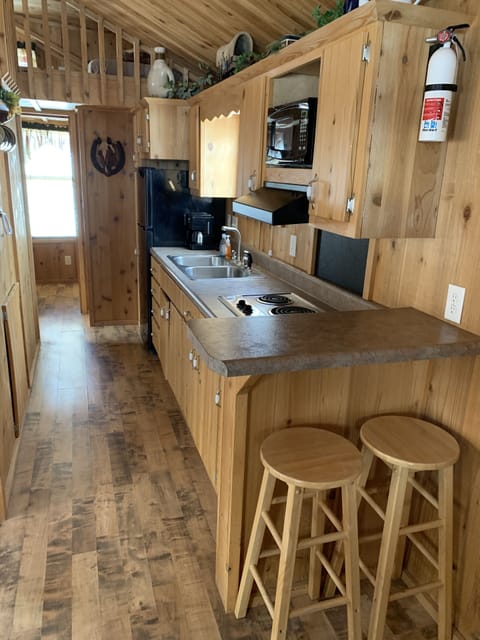 Standard Cabin (4) | Private kitchen | Stovetop, toaster, cookware/dishes/utensils, cleaning supplies