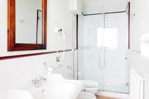 Shower, free toiletries, hair dryer, bidet