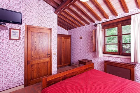 Desk, soundproofing, free WiFi, bed sheets