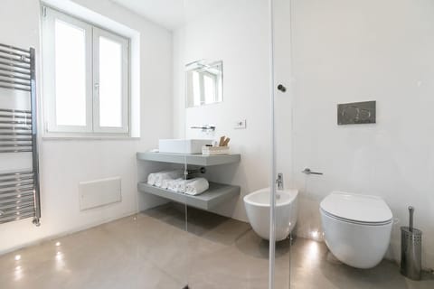 Design Double Room (Trullo) | Bathroom | Shower, rainfall showerhead, free toiletries, hair dryer