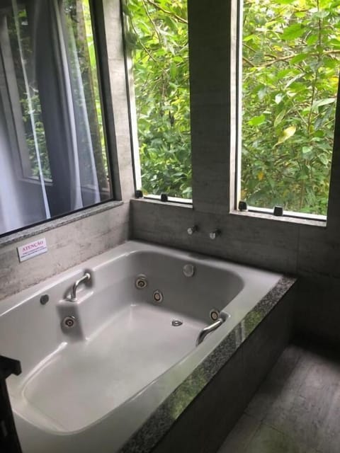Suite com Banheira de Hidromassagem | Private spa tub
