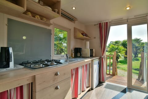 Premium Cottage, Ensuite | Private kitchen | Coffee/tea maker, electric kettle