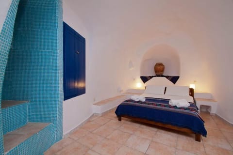 Traditional Cave House with Caldera View (3 Adults) | Free WiFi, bed sheets