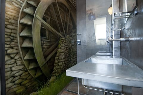 Family Quadruple Room | Bathroom | Eco-friendly toiletries, hair dryer, towels