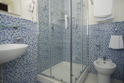 Comfort Double or Twin Room | Bathroom | Shower, free toiletries, hair dryer, bidet