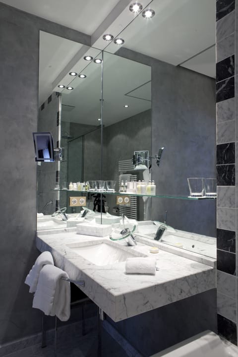 Executive Double Room | Bathroom | Combined shower/tub, designer toiletries, hair dryer, bathrobes