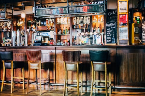 Serves lunch and dinner