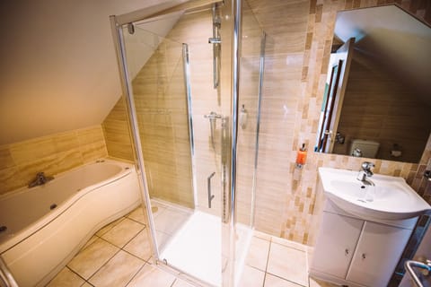 Standard Quadruple Room | Bathroom | Free toiletries, hair dryer, towels