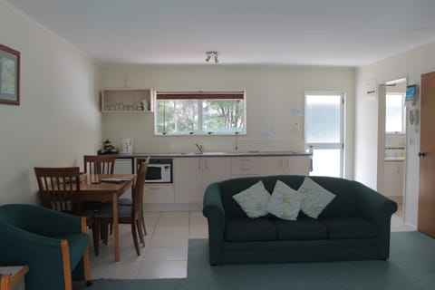 Standard Room, 1 Bedroom | Private kitchenette | Fridge, microwave, stovetop, coffee/tea maker