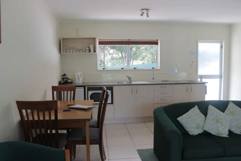 Standard Room, 1 Bedroom | In-room dining