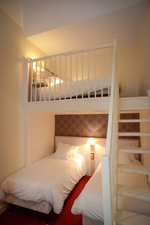 Family Room Bathtub | Desk, blackout drapes, free cribs/infant beds, rollaway beds