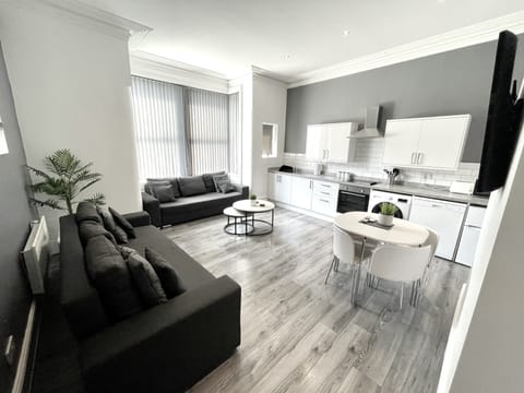 Luxury Apartment, Jetted Tub (Reads Selmes ) | Lounge