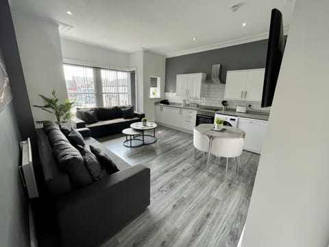 Luxury Apartment, Jetted Tub (Reads Boyd) | Lounge