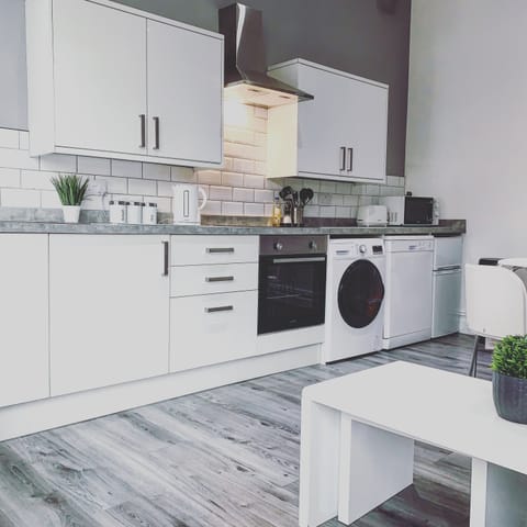 Luxury Apartment, Jetted Tub (Reads Selmes ) | Restaurant