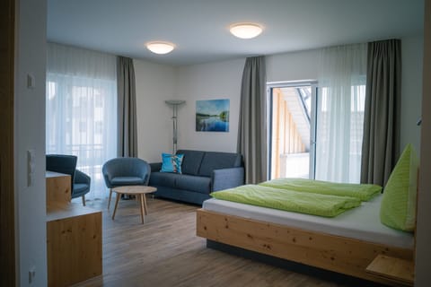 SUPERIOR JUN.-SUITE - sep. Schlaf-Zimmer | Hypo-allergenic bedding, minibar, desk, laptop workspace