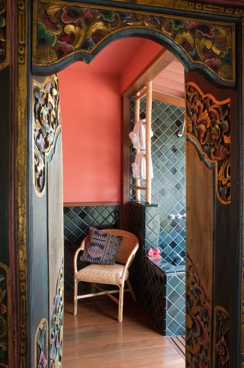 Combined shower/tub, rainfall showerhead, hair dryer, bathrobes