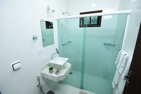 Deluxe Room | Bathroom | Shower, free toiletries, towels, soap