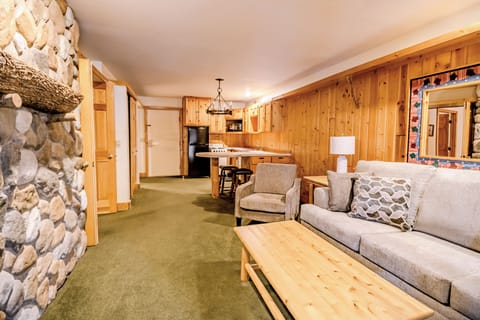 Studio Suite, 1 Bedroom, Non Smoking, Poolside | Premium bedding, free WiFi, bed sheets