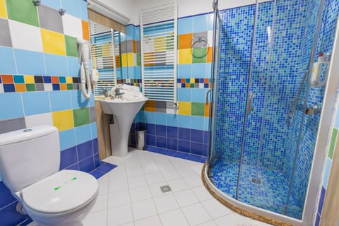 Single Room | Bathroom | Shower, free toiletries, hair dryer, bathrobes