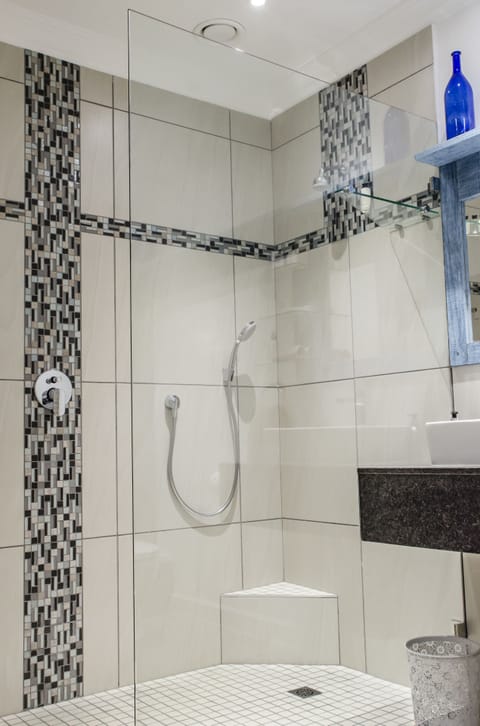 3 Way View (3) | Bathroom shower