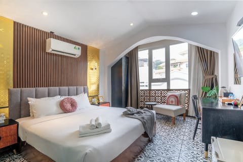 Luxury Double Room | In-room safe, desk, soundproofing, free WiFi