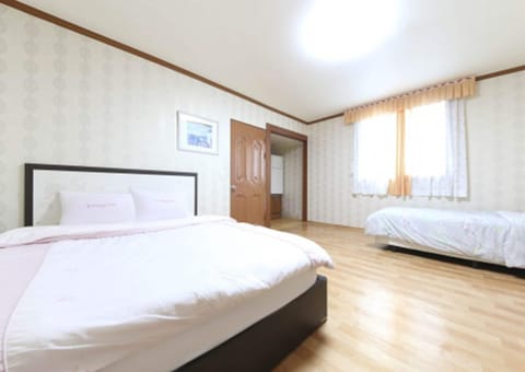 Studio (Condo) | Blackout drapes, free WiFi, bed sheets