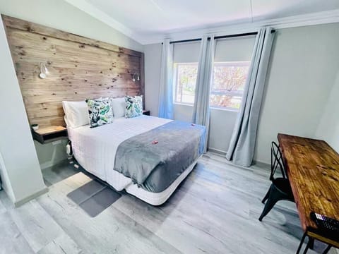 Deluxe Double Room | Iron/ironing board, free WiFi, bed sheets