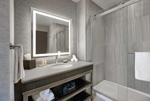 Combined shower/tub, towels