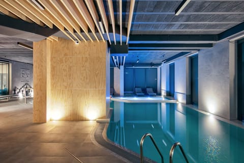 Indoor pool, sun loungers