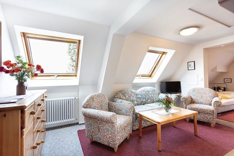 Classic Quadruple Room | Minibar, desk, blackout drapes, soundproofing