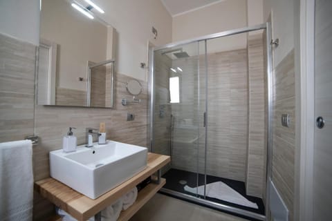 Shower, free toiletries, hair dryer, bidet