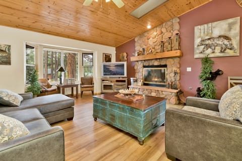 House, Multiple Beds, Patio (1156) | Living area | Fireplace
