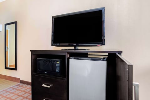 Pillowtop beds, desk, iron/ironing board, free WiFi