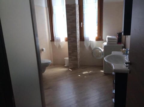 Shower, free toiletries, hair dryer, bidet