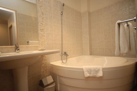 Deep soaking bathtub