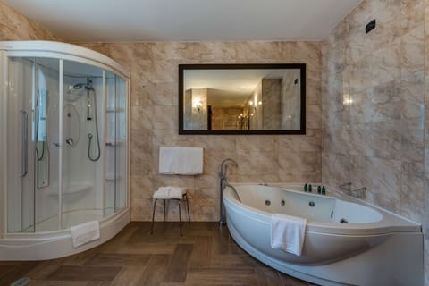 Suite, 1 King Bed, Jetted Tub | 8 bedrooms, minibar, in-room safe, desk