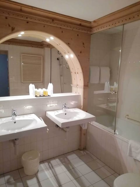 Junior Suite | Bathroom | Free toiletries, hair dryer, bathrobes, slippers