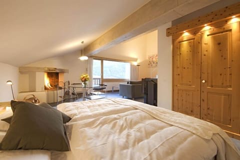 Suite | Hypo-allergenic bedding, in-room safe, desk, iron/ironing board