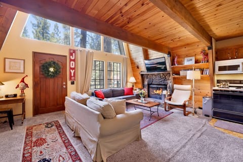 House, Multiple Beds, Patio, Mountain View (1574) | Living area | Fireplace