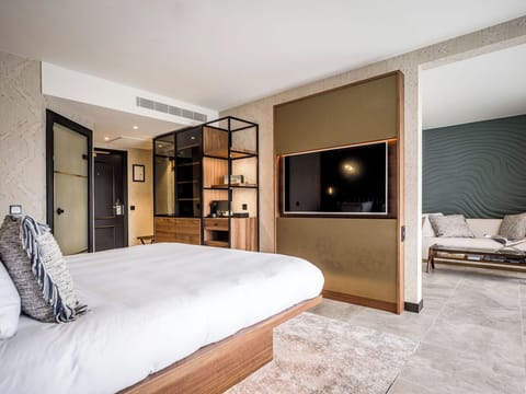 Dutch King | Premium bedding, in-room safe, blackout drapes, iron/ironing board