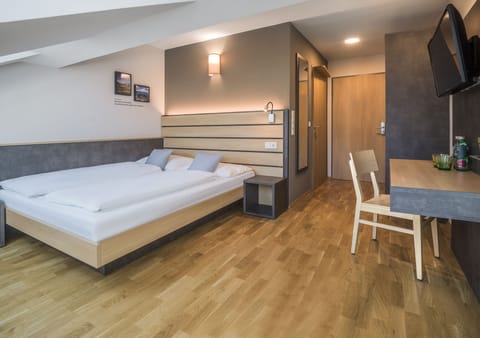 Single Room | Living area | 35-inch flat-screen TV with cable channels