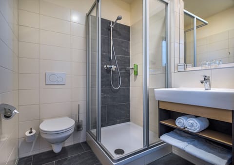 Superior Double Room | Bathroom | Shower, hair dryer, towels