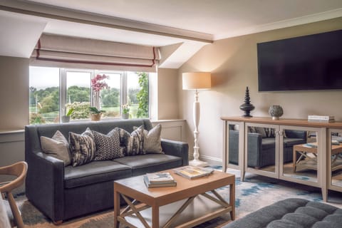 Manor House Suite | Living area | 32-inch plasma TV with satellite channels, TV