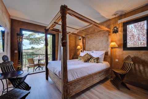 Double Room (Ambiance) | 1 bedroom, in-room safe, individually decorated, iron/ironing board