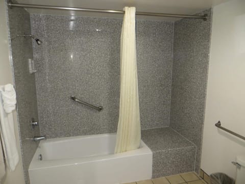 Classic Single Room | Bathroom | Combined shower/tub, free toiletries, hair dryer, towels