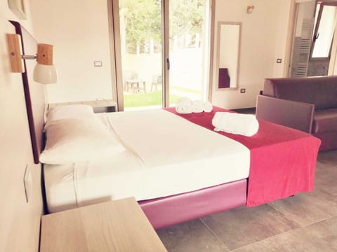 Family Room (Berchida) | Desk, soundproofing, free cribs/infant beds, rollaway beds