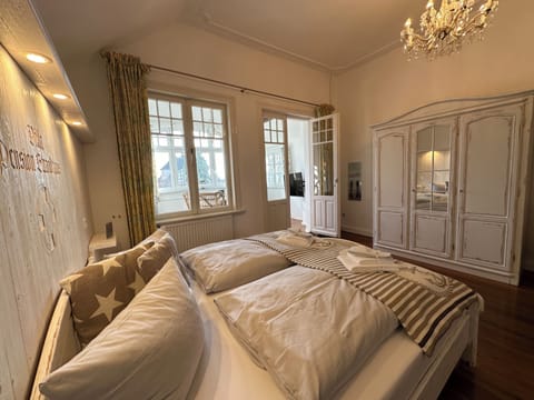 Deluxe-Suite Meer und Schiffe sehen | Premium bedding, individually decorated, individually furnished
