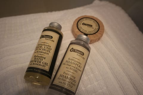 Deluxe-Suite für Captains | Bathroom | Shower, hair dryer, slippers, heated floors